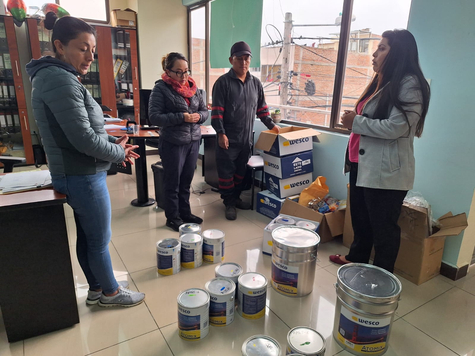 AUTORIDADES DEL GADP PICAIHUA ENTREGAN PINTURA PARA EL MANTENIMIENTO DE LOS CDI